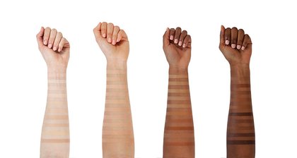 Base de maquillaje Muestra en brazo de la base de maquillaje moldeable True Match 3